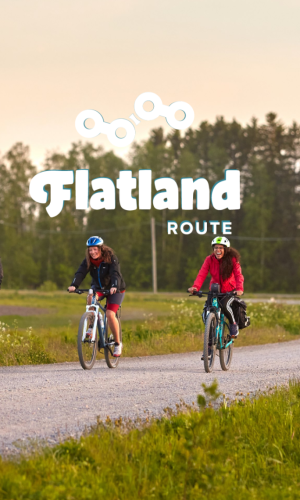 Kuva kolmesta pyöräilijästä soratiellä. Logo Flatland Route retkipyöräilyn rengasreitistä.