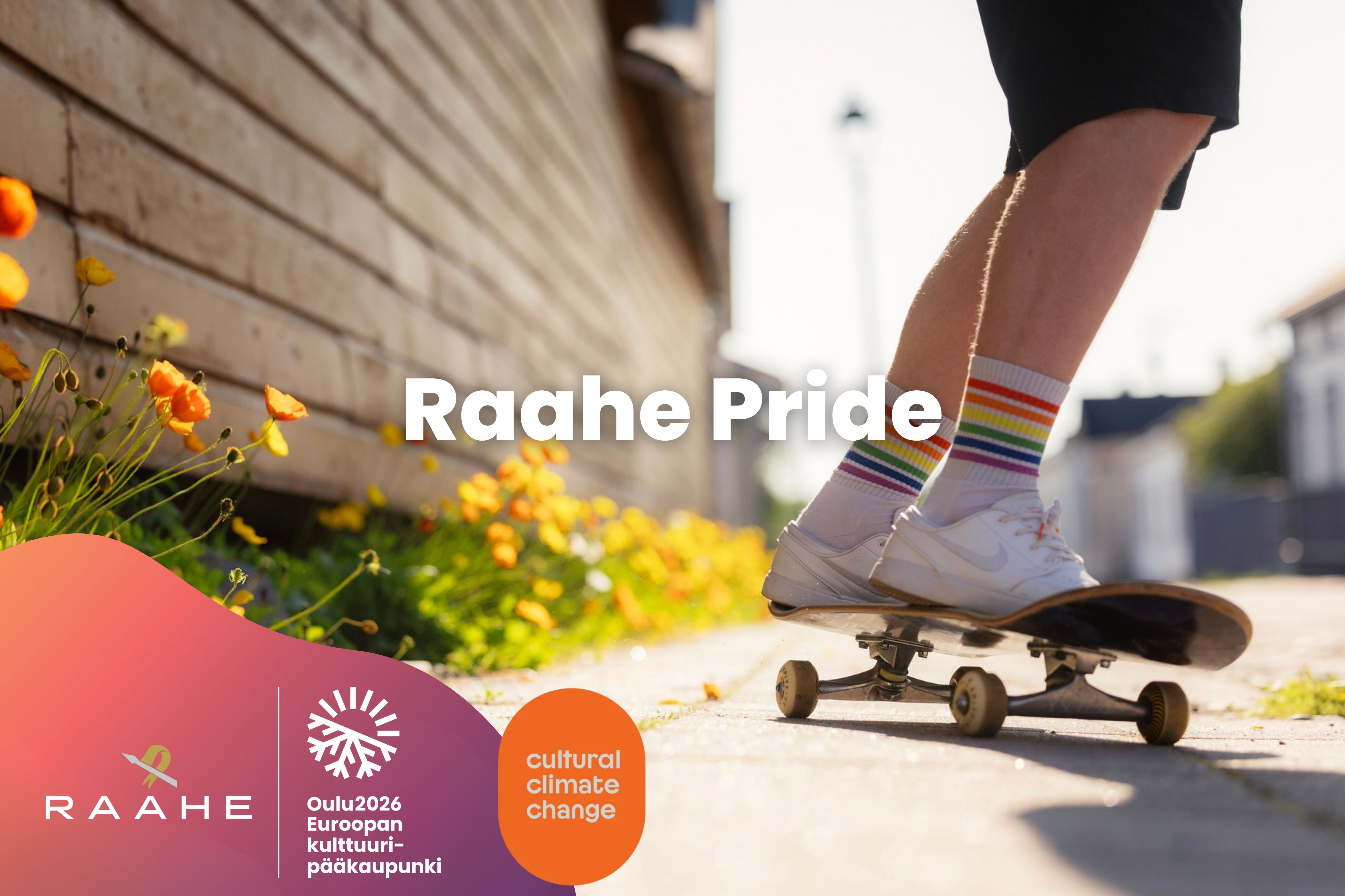 Graafinen mainos Raahe Pridesta, jossa rullalautailija sateenkaarisukissa Suomen pisimmän seinän edustalla.