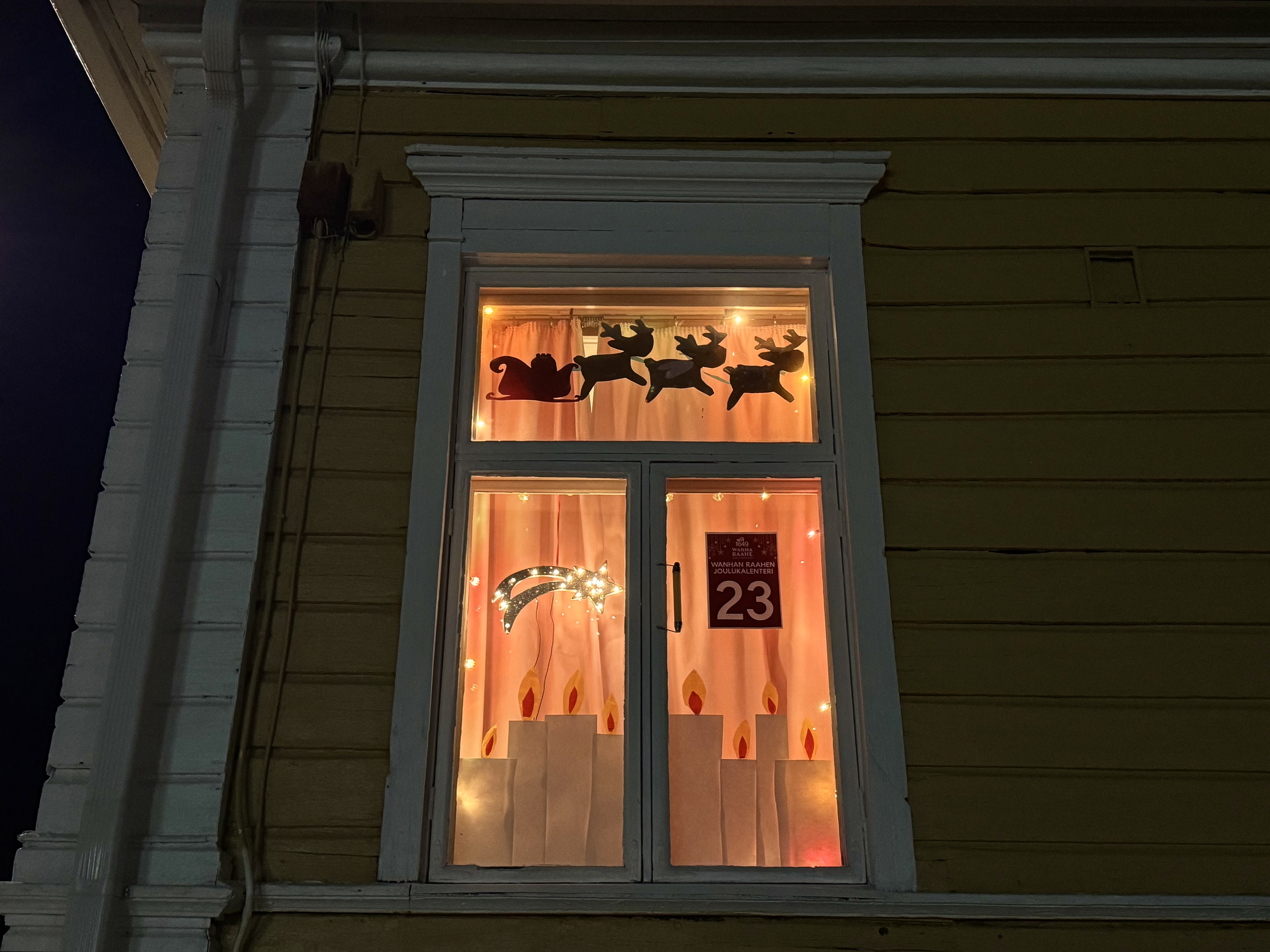 Luukku 23. Paperiporoja, jouluinen tähdenlento -koriste, paperikynttilöitä, jouluvalot.