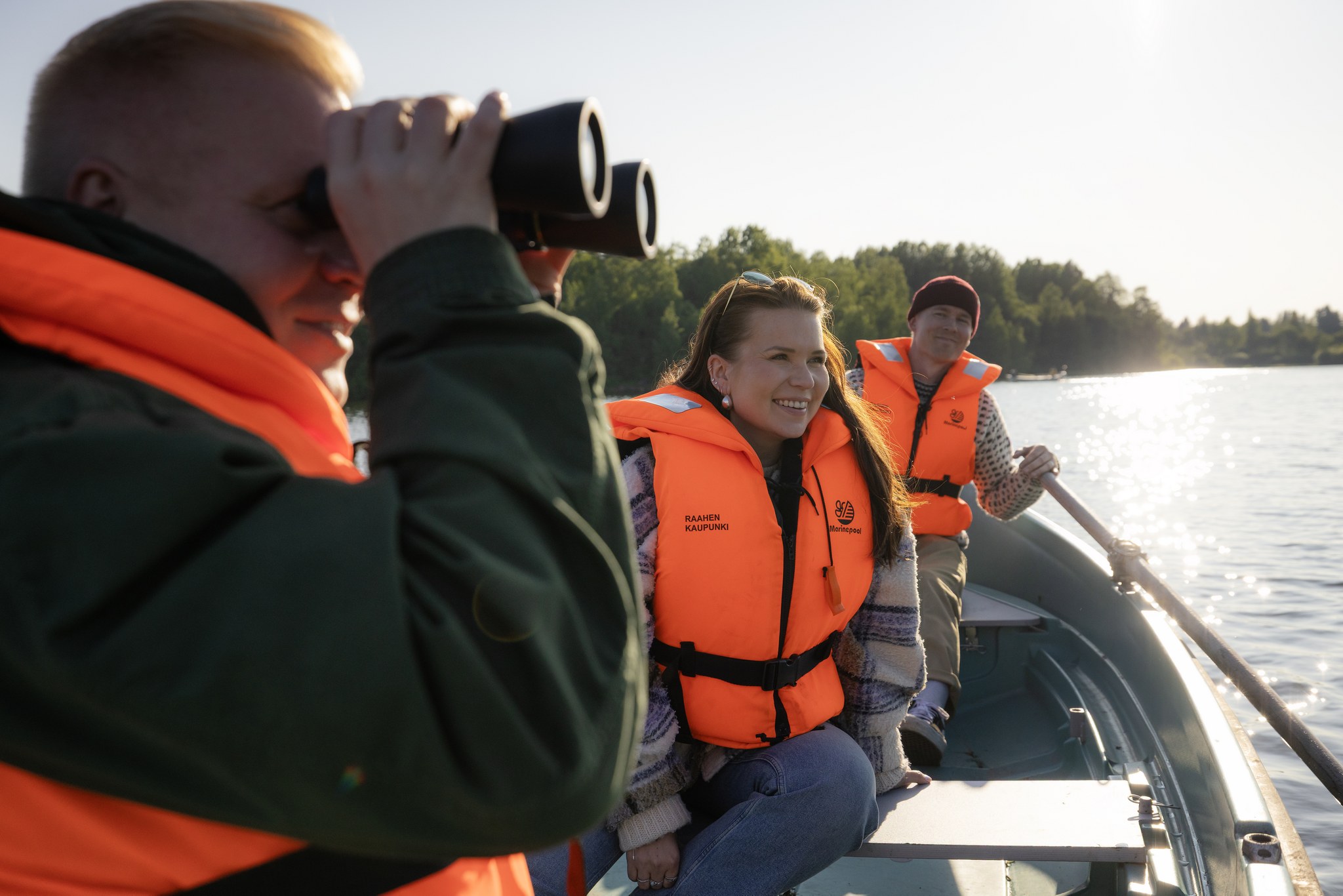 A group of friends on a rowing boat in the Raahe archipelago.