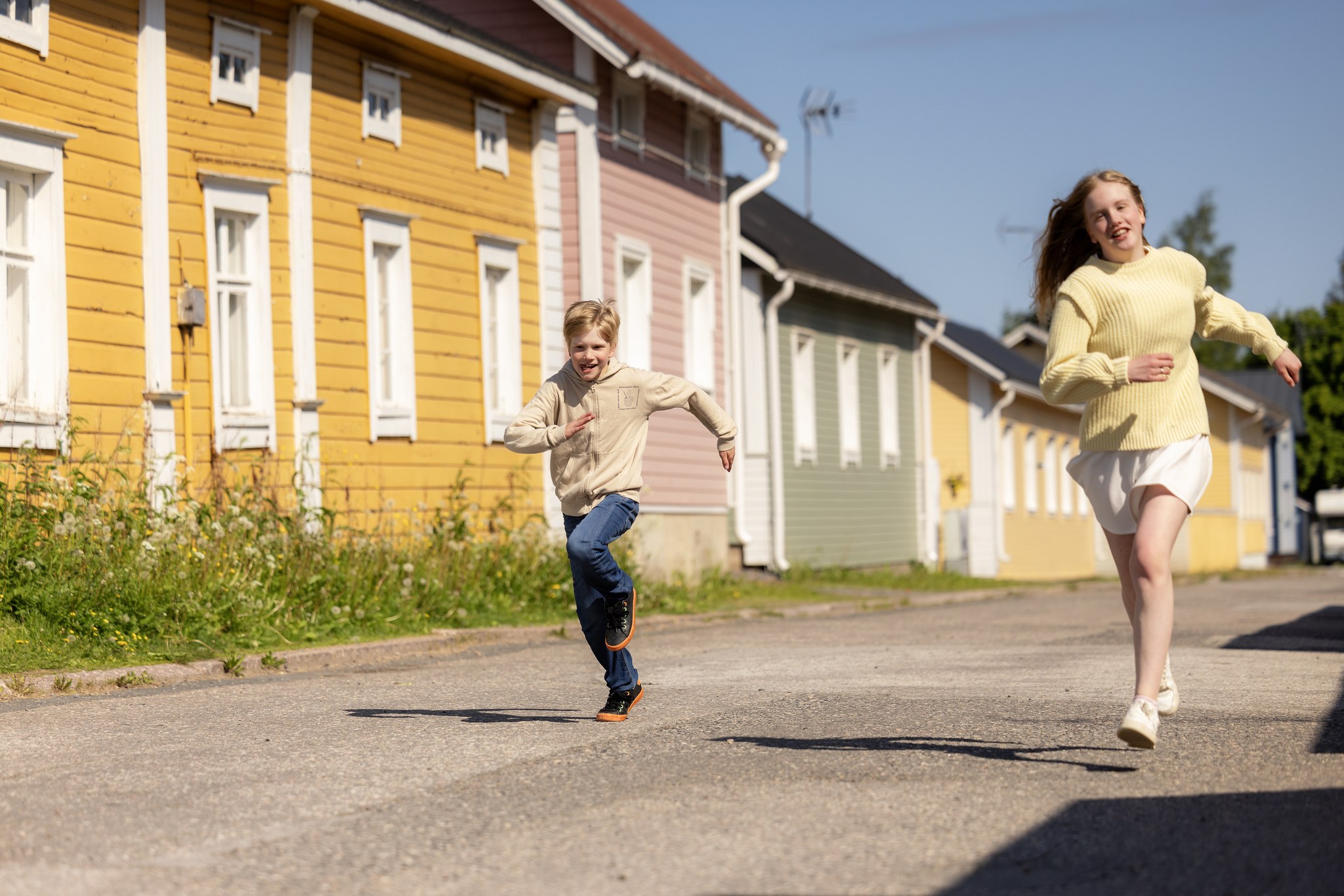 Two children running in Old Town Raahe.