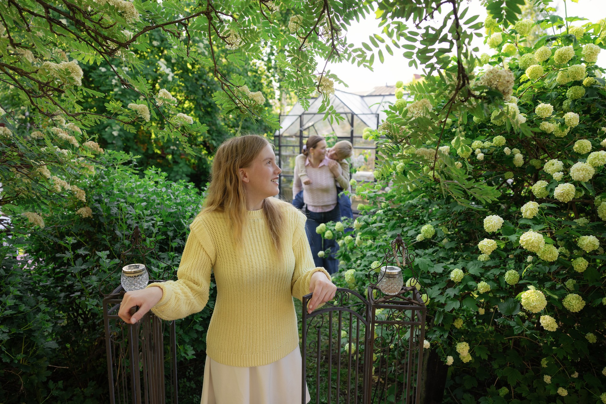 A small family at Catharina's Chamber's garden in Old Town Raahe.