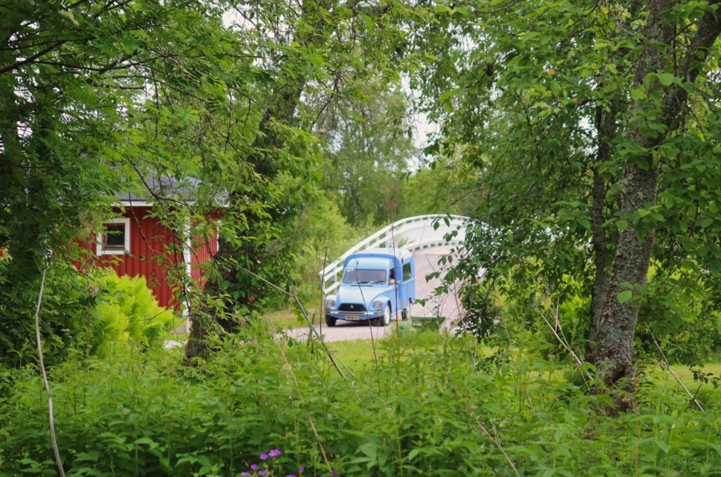 Vanha sininen auto matkalla Kielo Campin leirintäalueelle Pyhäjoella.
