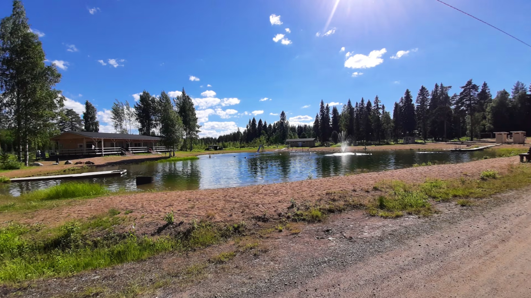 Kuva Lampinsaari Campingin maauimalasta kesällä.