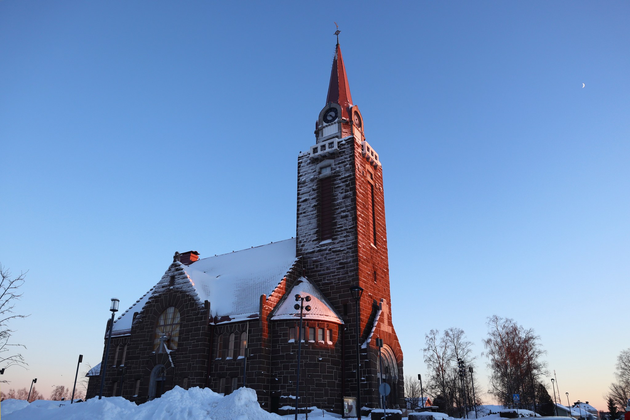 Raahen kirkko talvella.