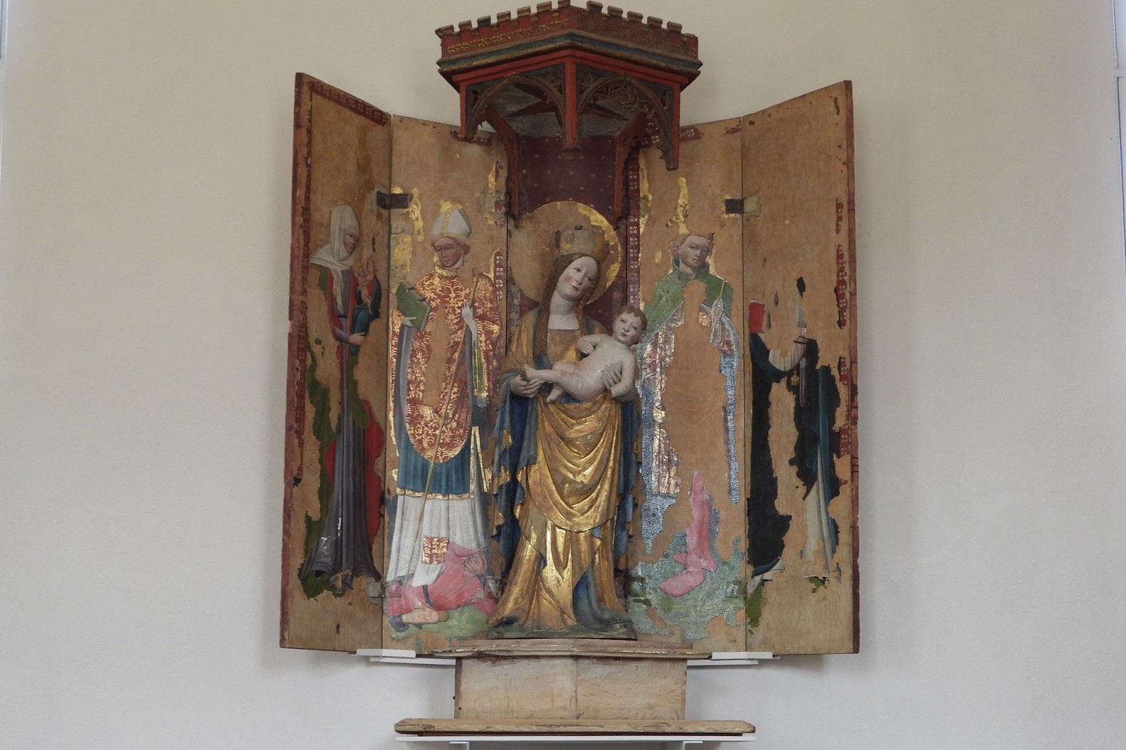 Saloisten kirkon vanha puuveistos, jossa on Neitsyt Maria ja Jeesus.