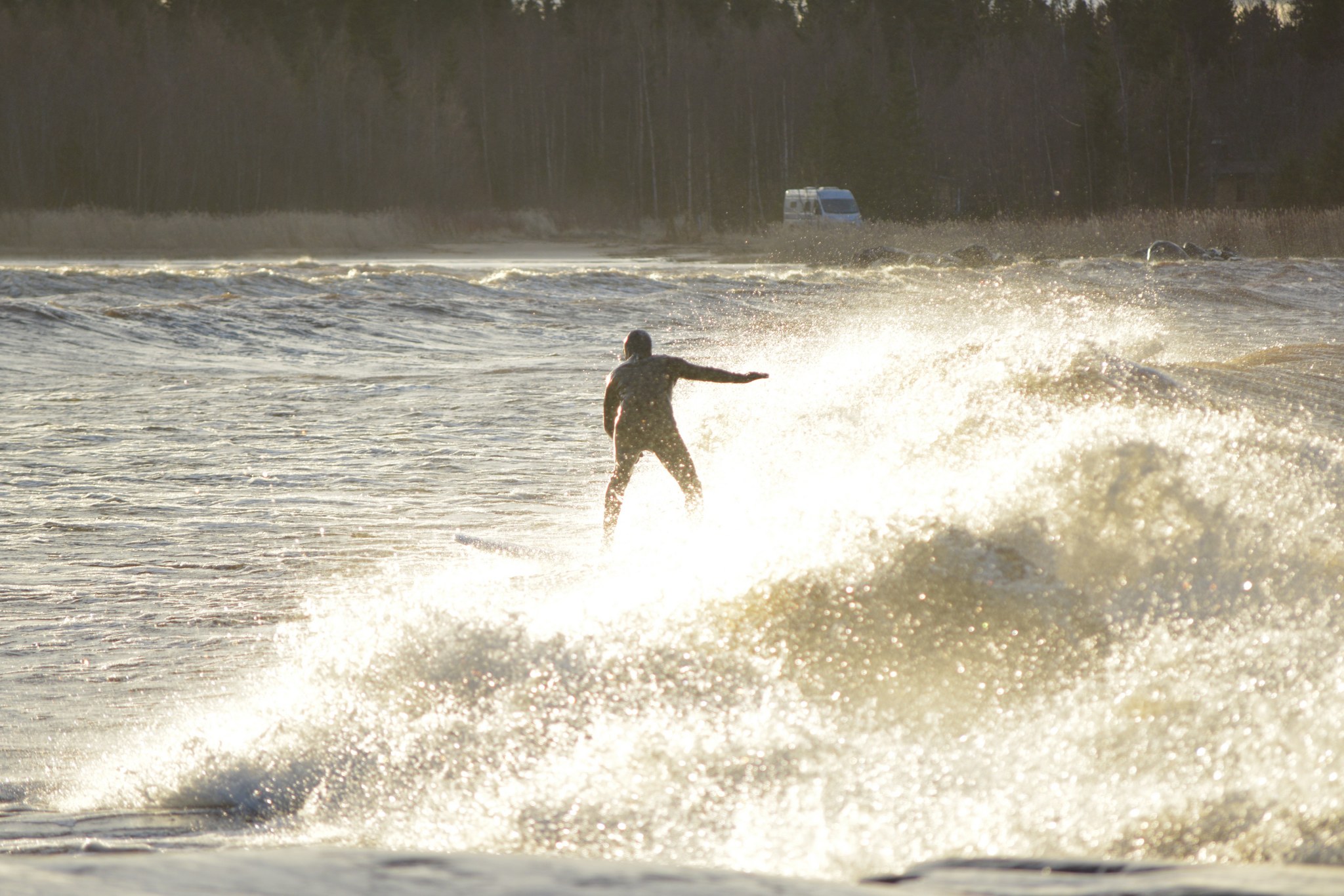 Surffaaja Elävisluodossa Pyhäjoella.