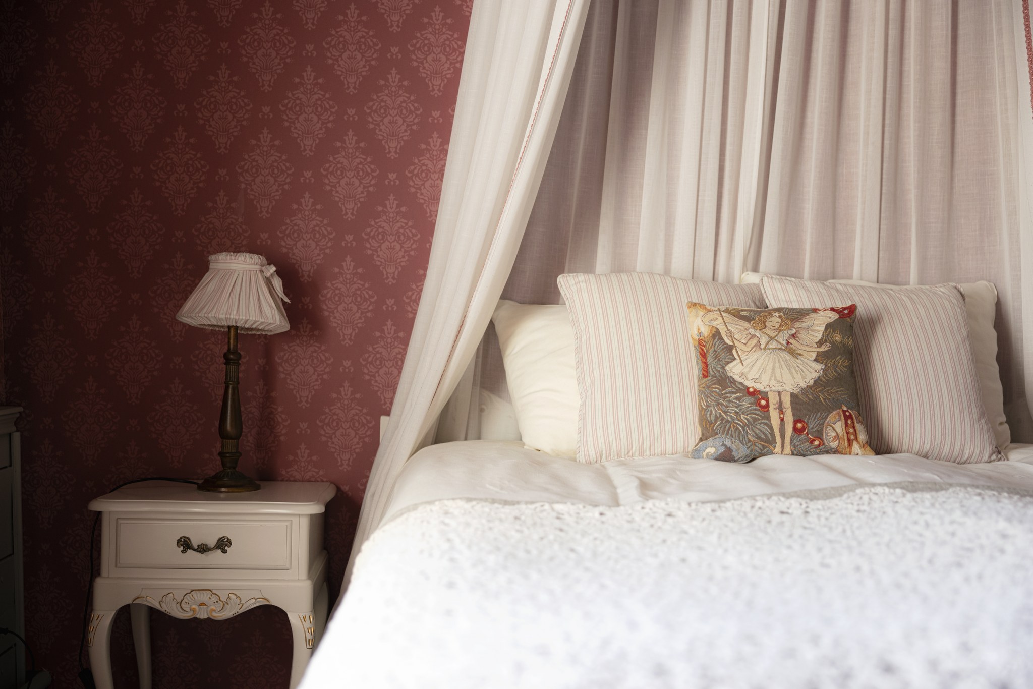 Langin Kauppahuoneen hotellisänky.