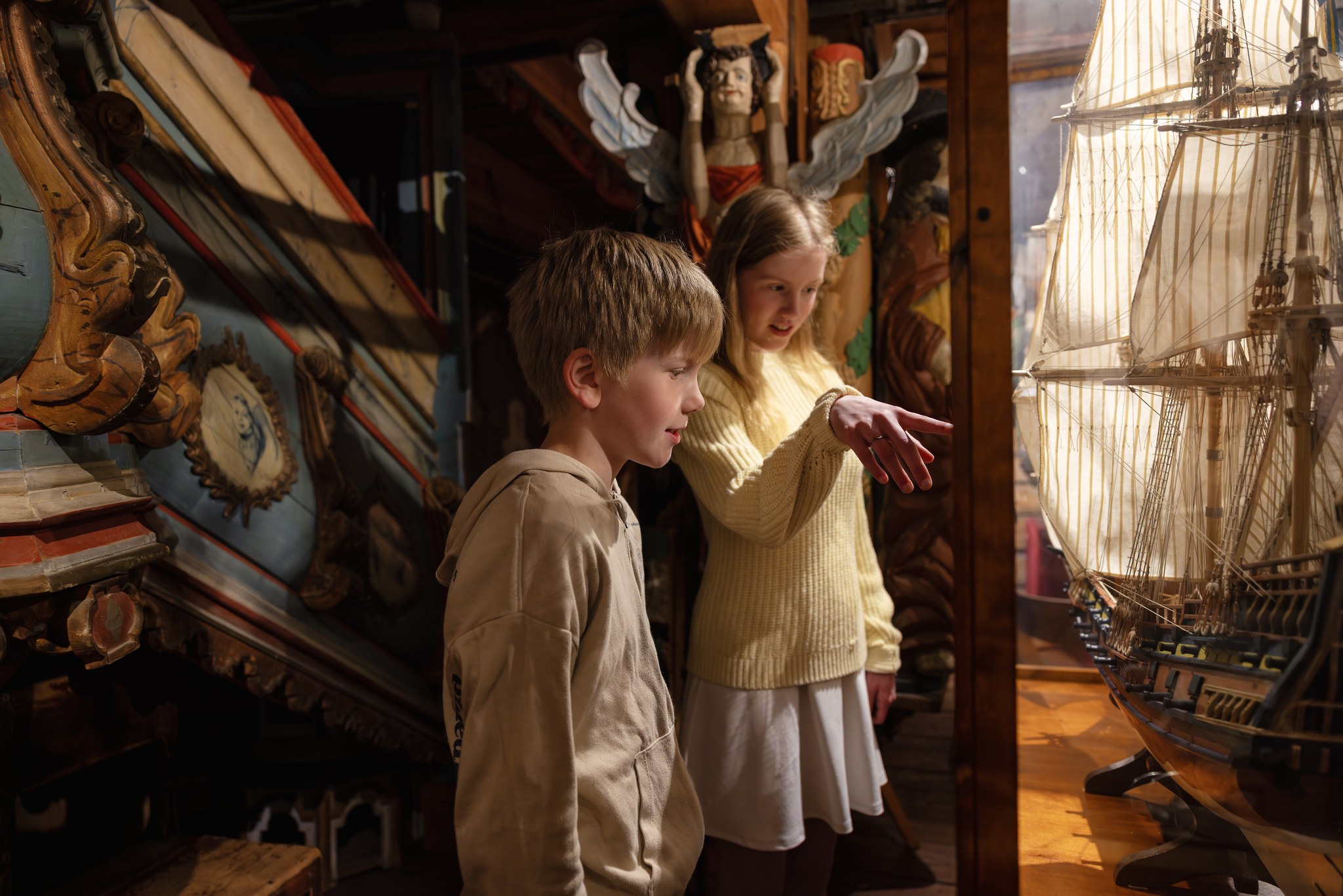 Kaksi lasta Pakkahuoneen museossa. 