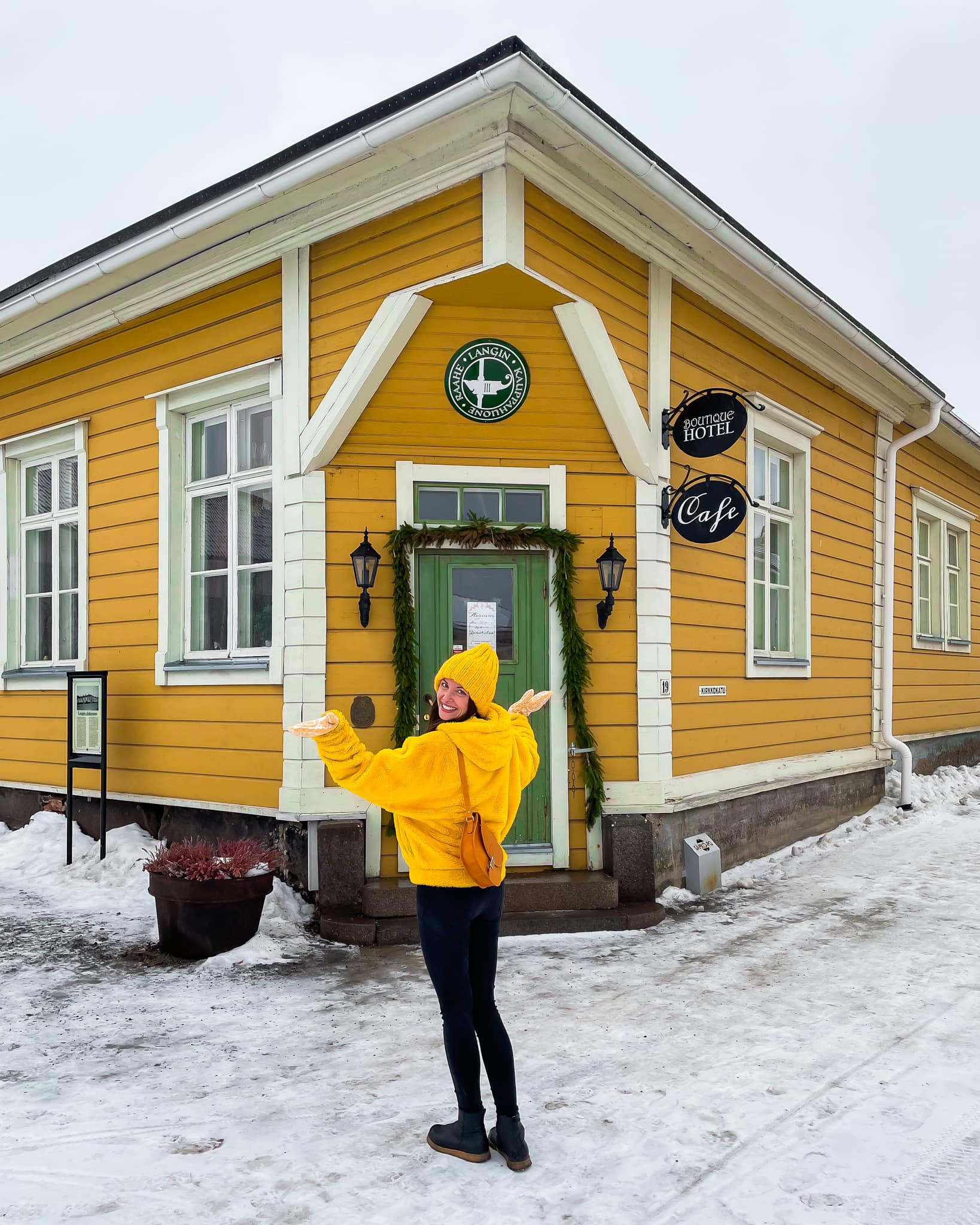 Vaikuttaja Elluyellow Langin Kauppahuoneen edustalla Wanhassa Raahessa talvella.