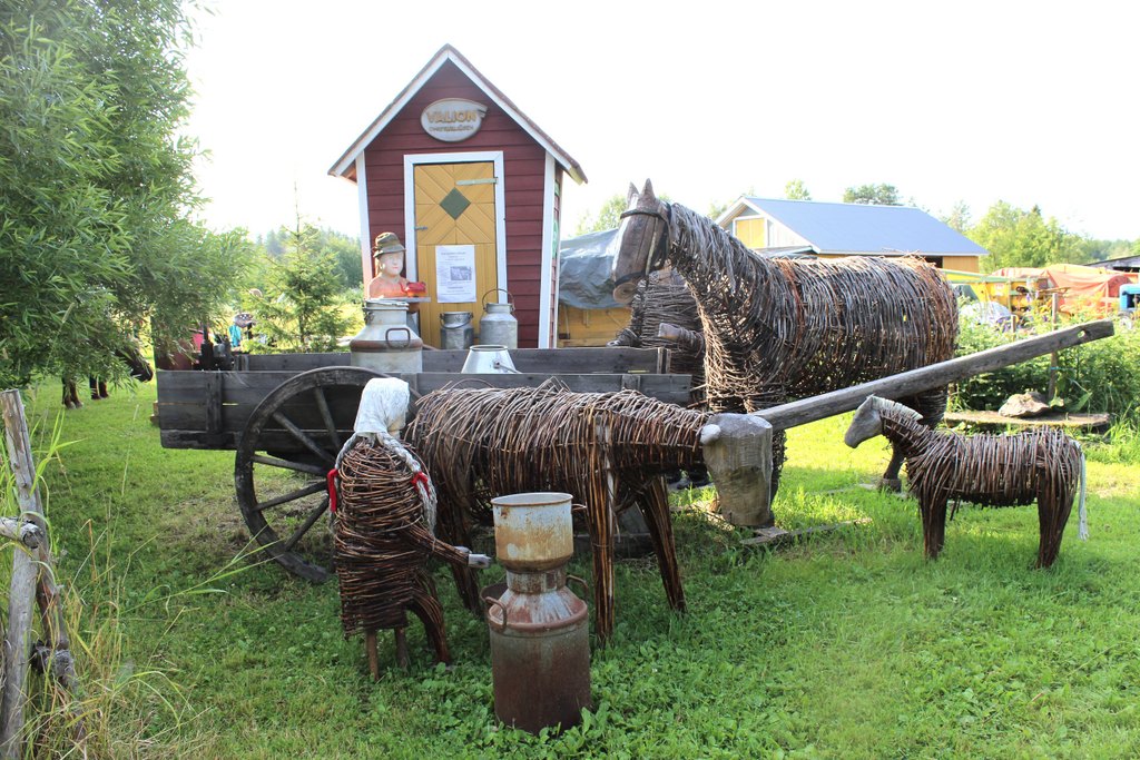 Puusta tehtyjä patsaita maatilan eläimistä.