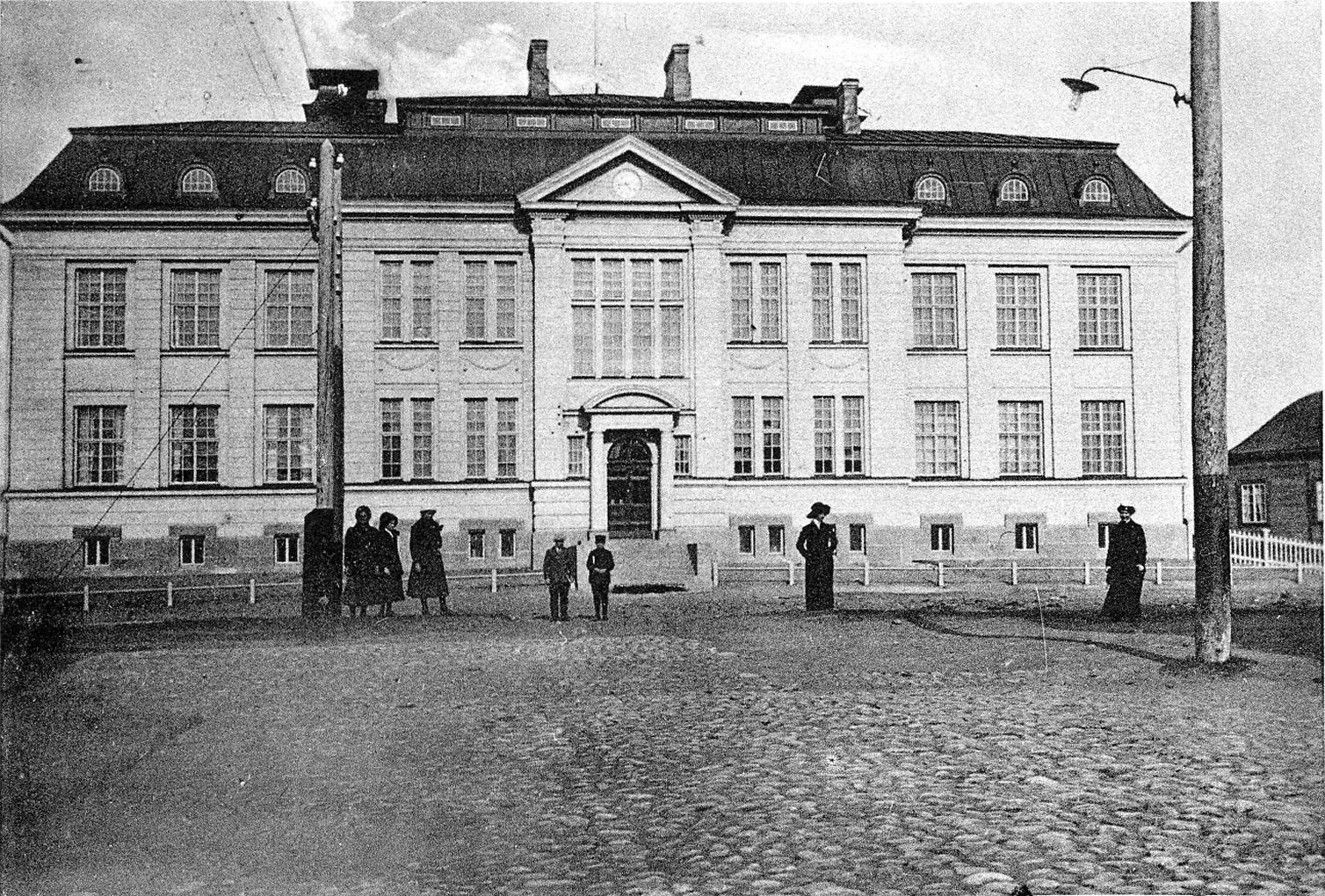 Old black and white picture of Raahe's Central School