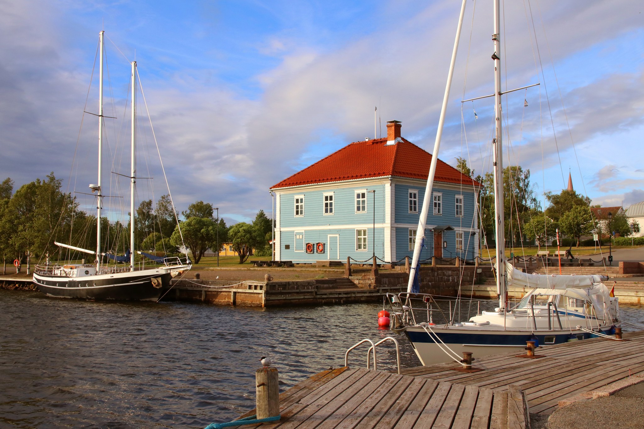 Pakkahuoneen museo ja veneitä rannassa