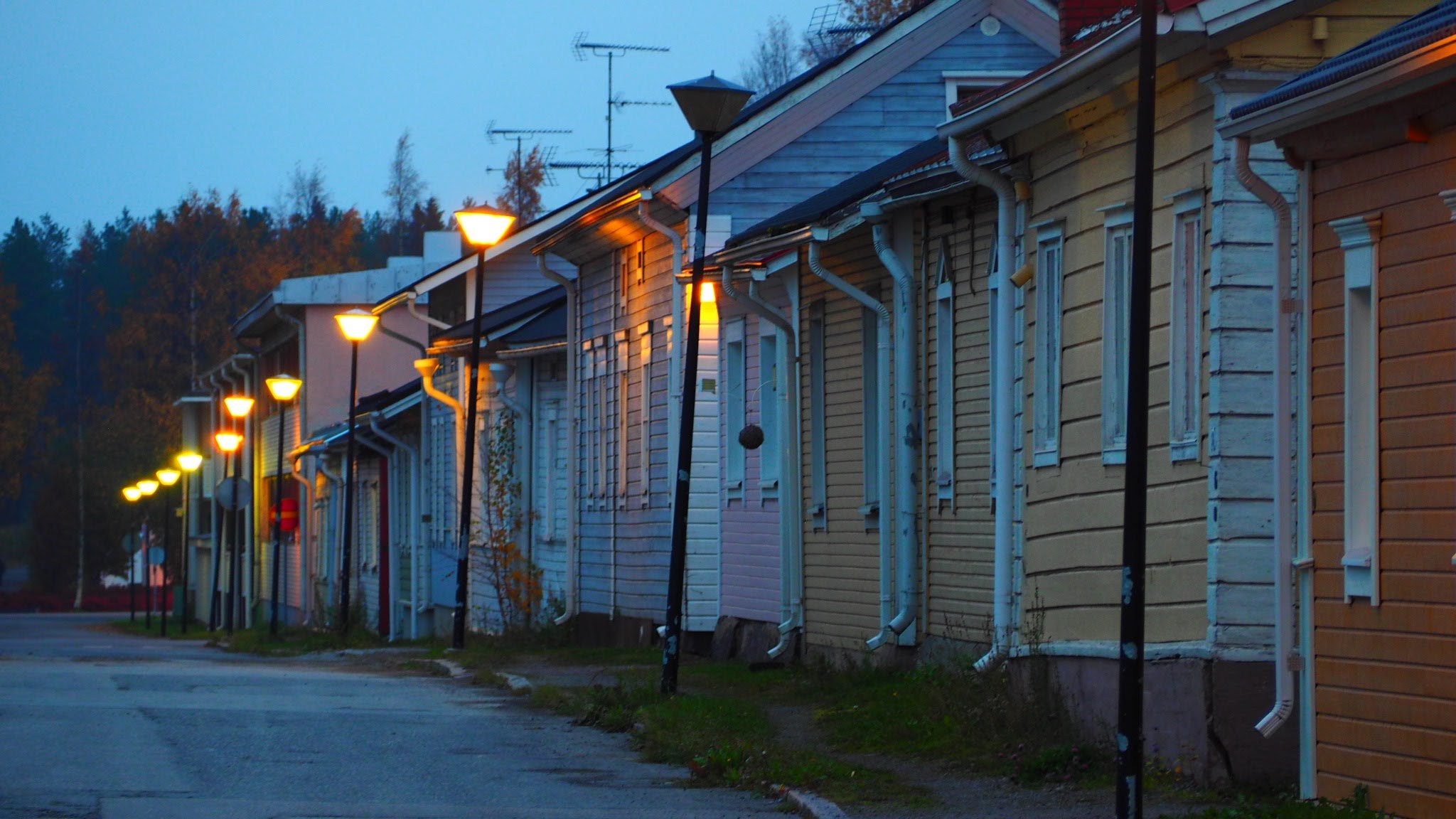 Wanhan Raahen katukuvaa syysillan valaistuksessa