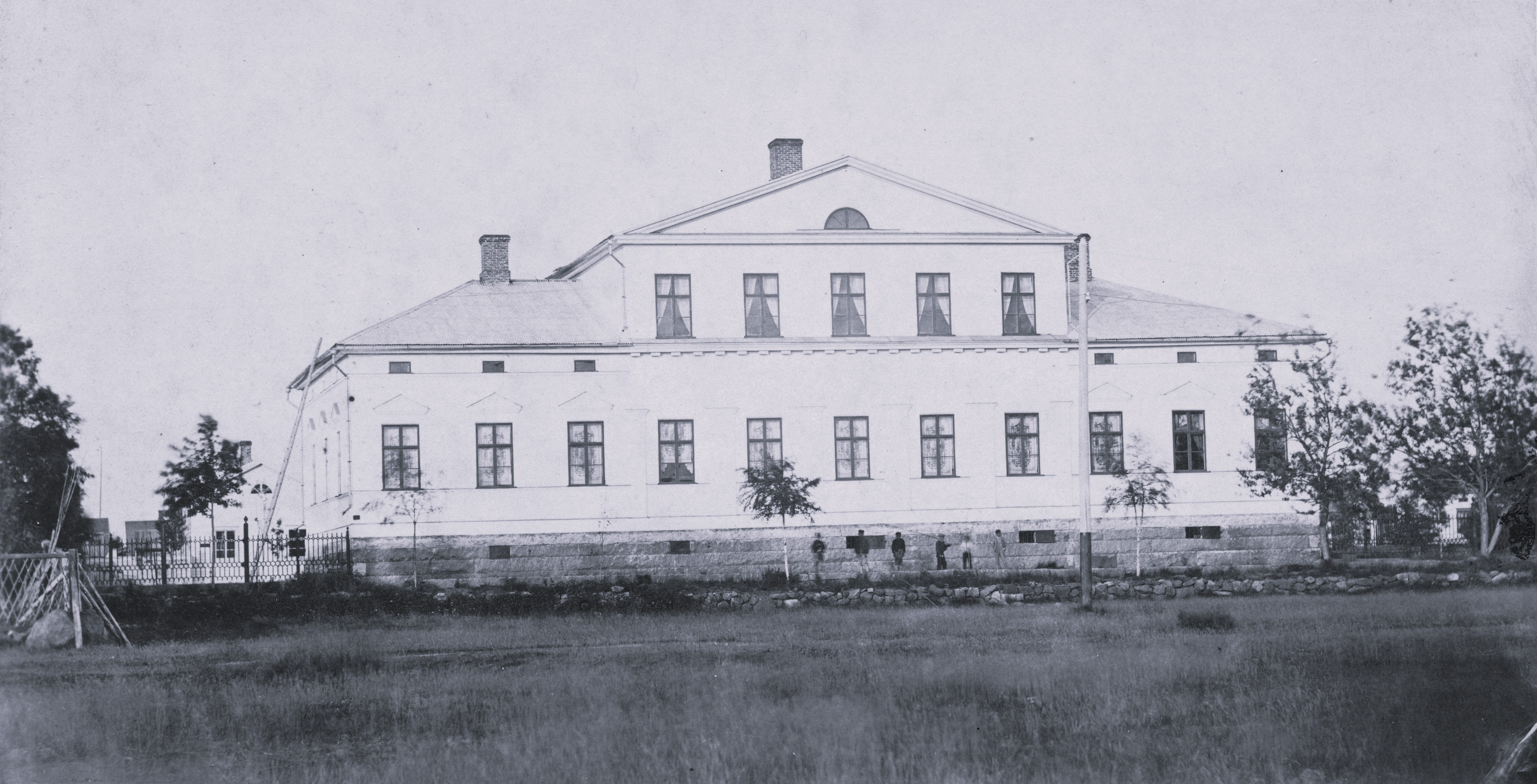 Old black and white picture of the Raahe Town Hall