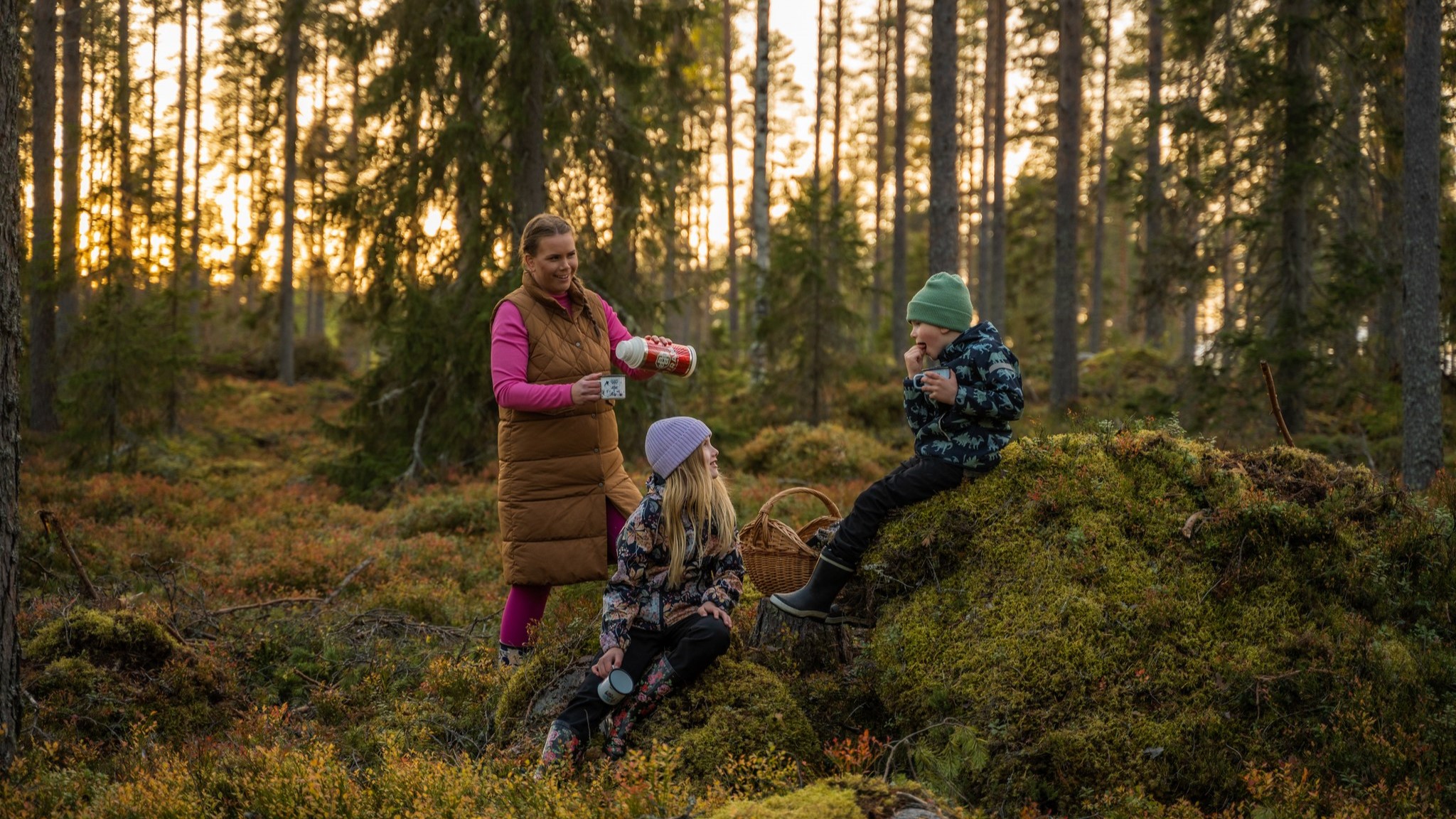 Äiti ja lapset eväsretkellä luonnossa