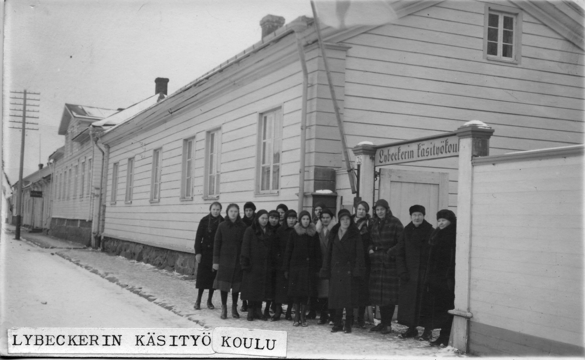 Old black and white picture of students in front of Lybecker's School in Old Town Raahe