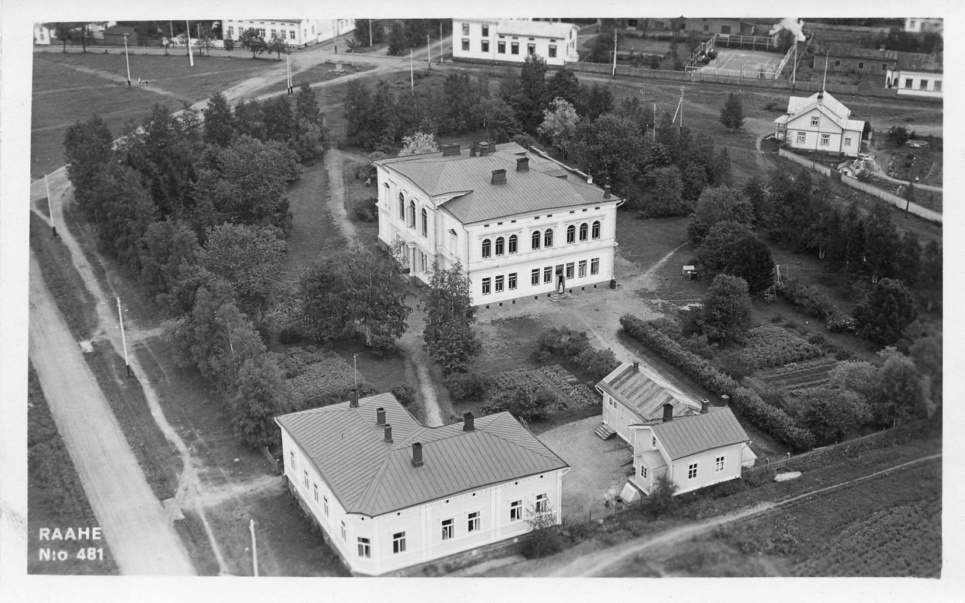 Old black and white picture of Raahe's Civic and Commercial School