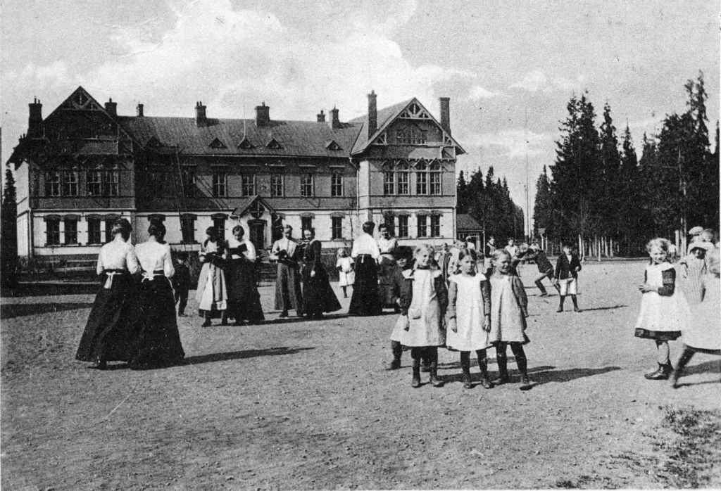 Old black and white picture of Raahe's Seminary, a teacher school for women, pictured with teachers and students