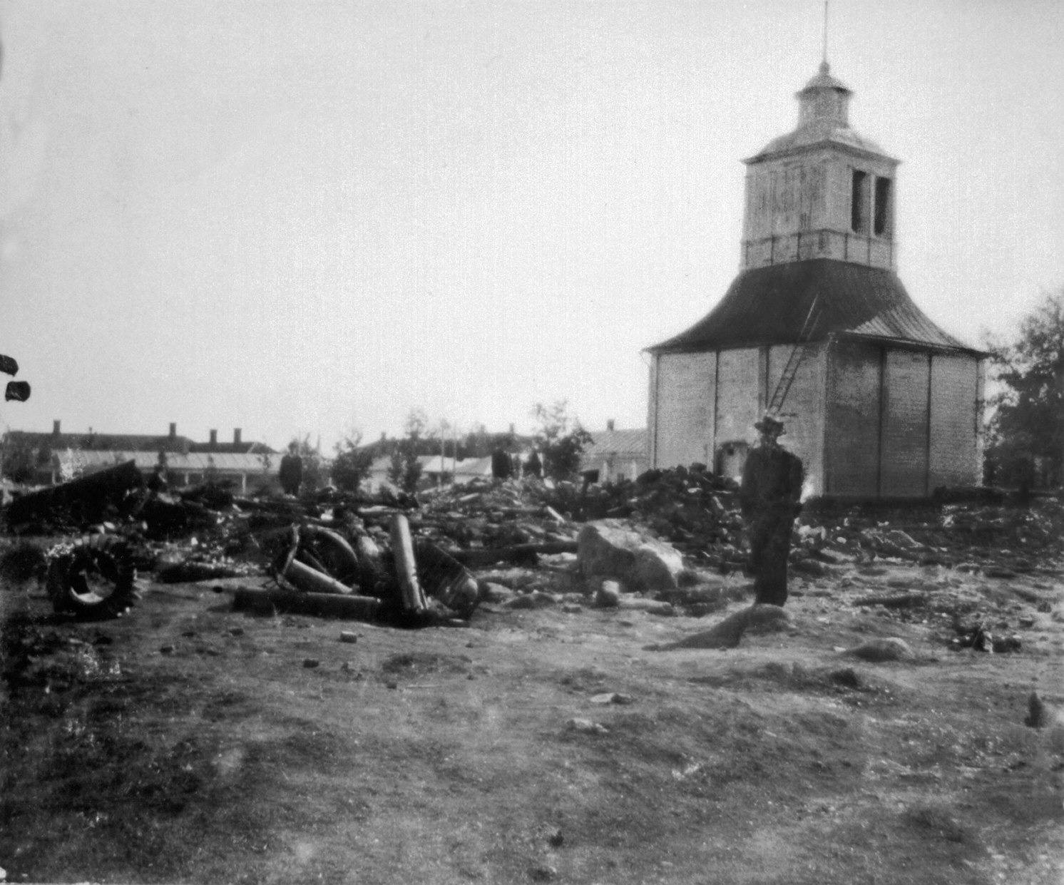 Old black and white picture of the ruins of Raahe's old wooden church that burnt down in 1908