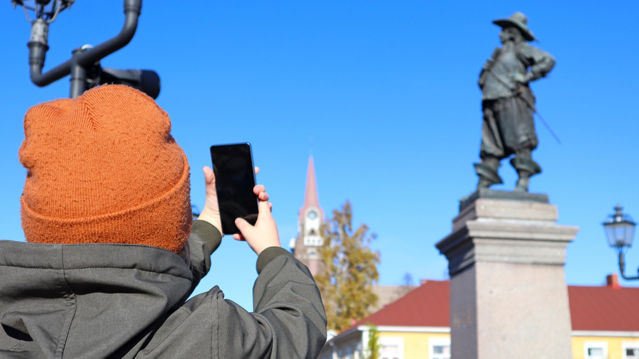 Lapsi ottamassa valokuvaa Pekkapatsaasta