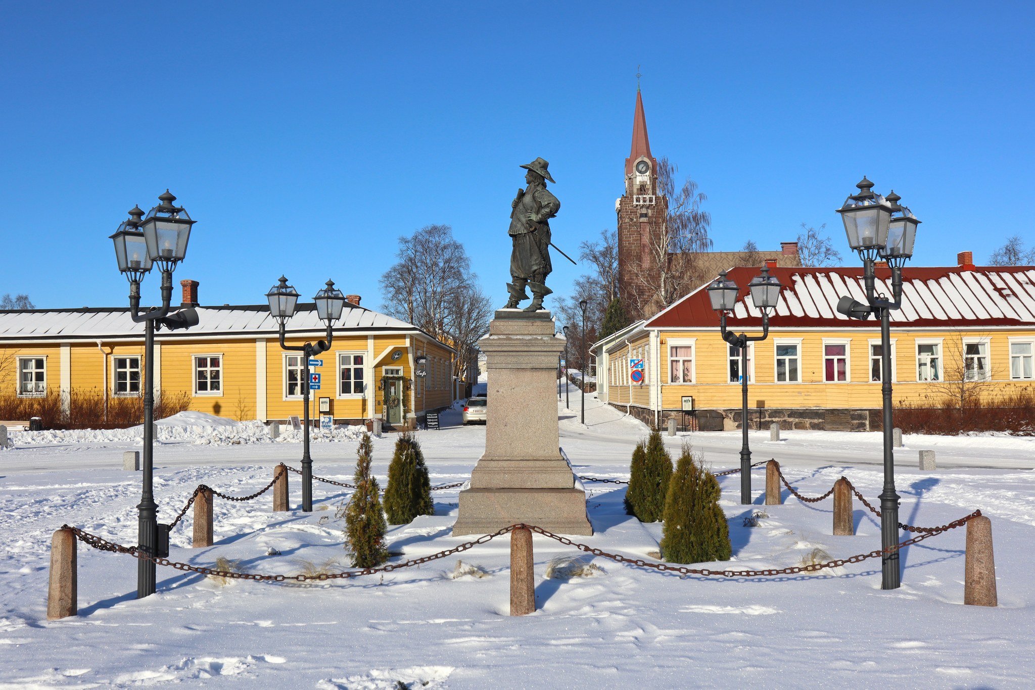 Talvinen kuva Pekkatorilta Wanhasta Raahesta, jonka keskellä on Pekkapatsas