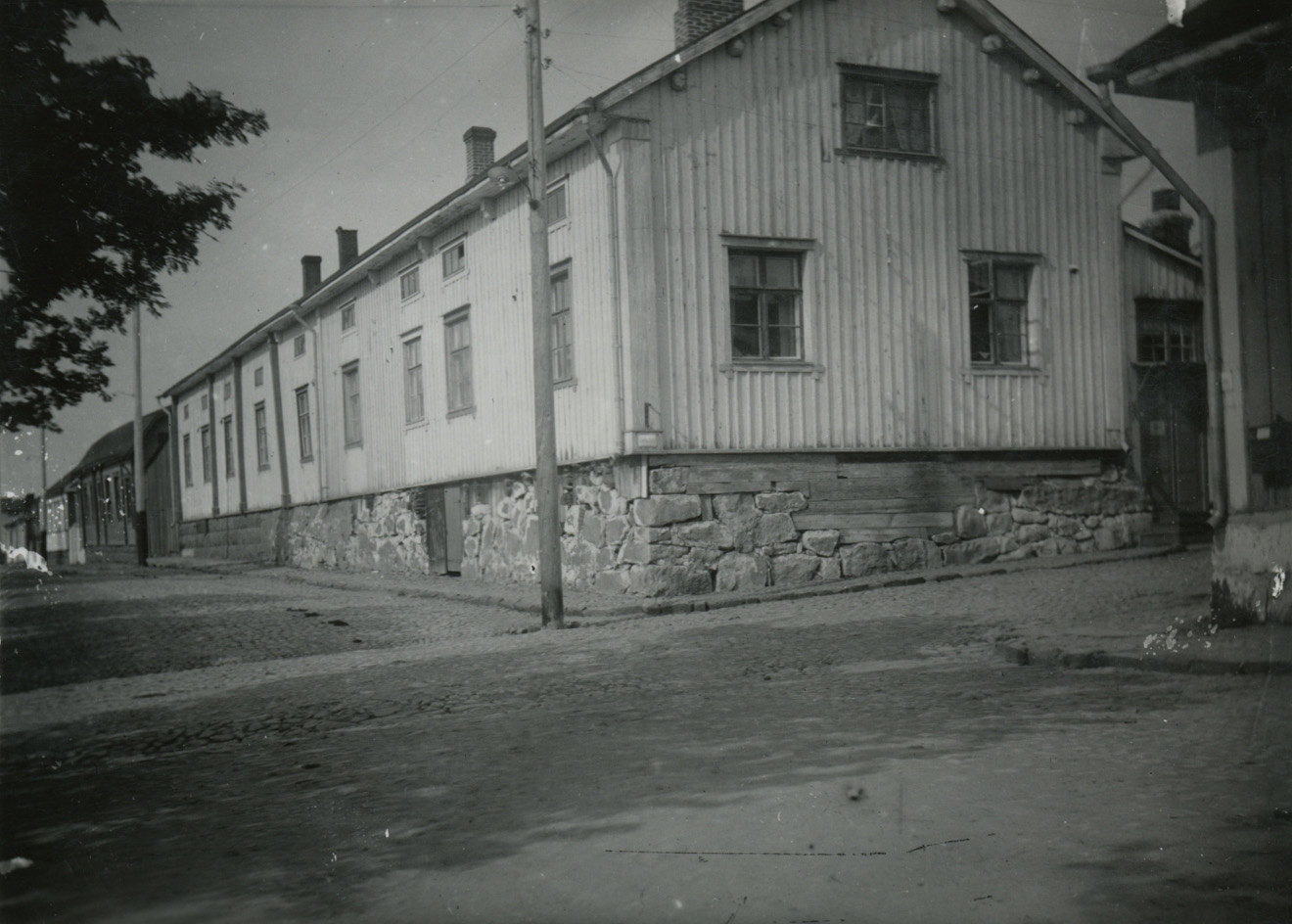 Vanha mustavalkoinen kuva Carl Robert Ehrströmin talosta, jossa Raahen museo aloitti toimintansa