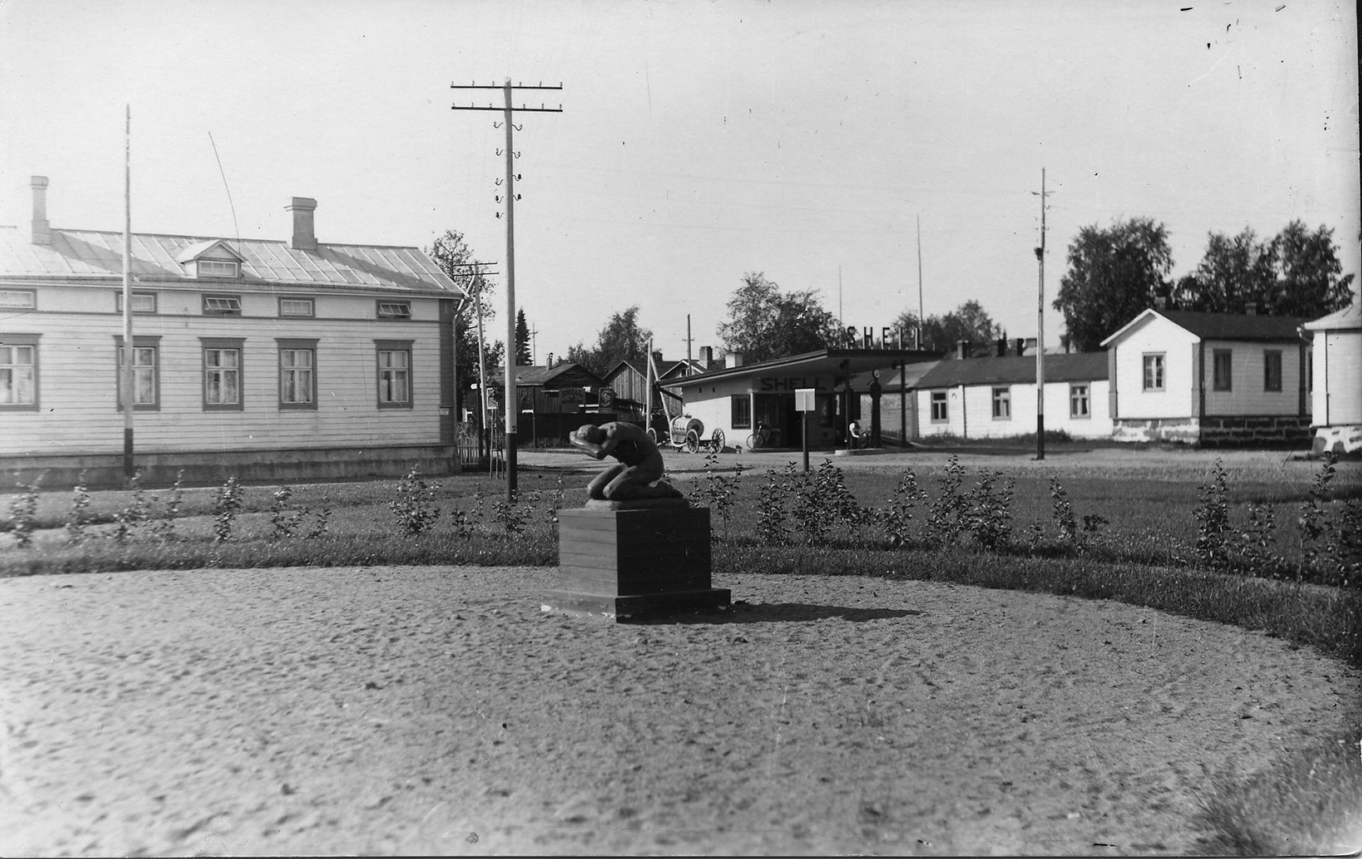 Vanha mustavalkoinen valokuva Puolustaja-patsaasta Härkätorilla Raahessa