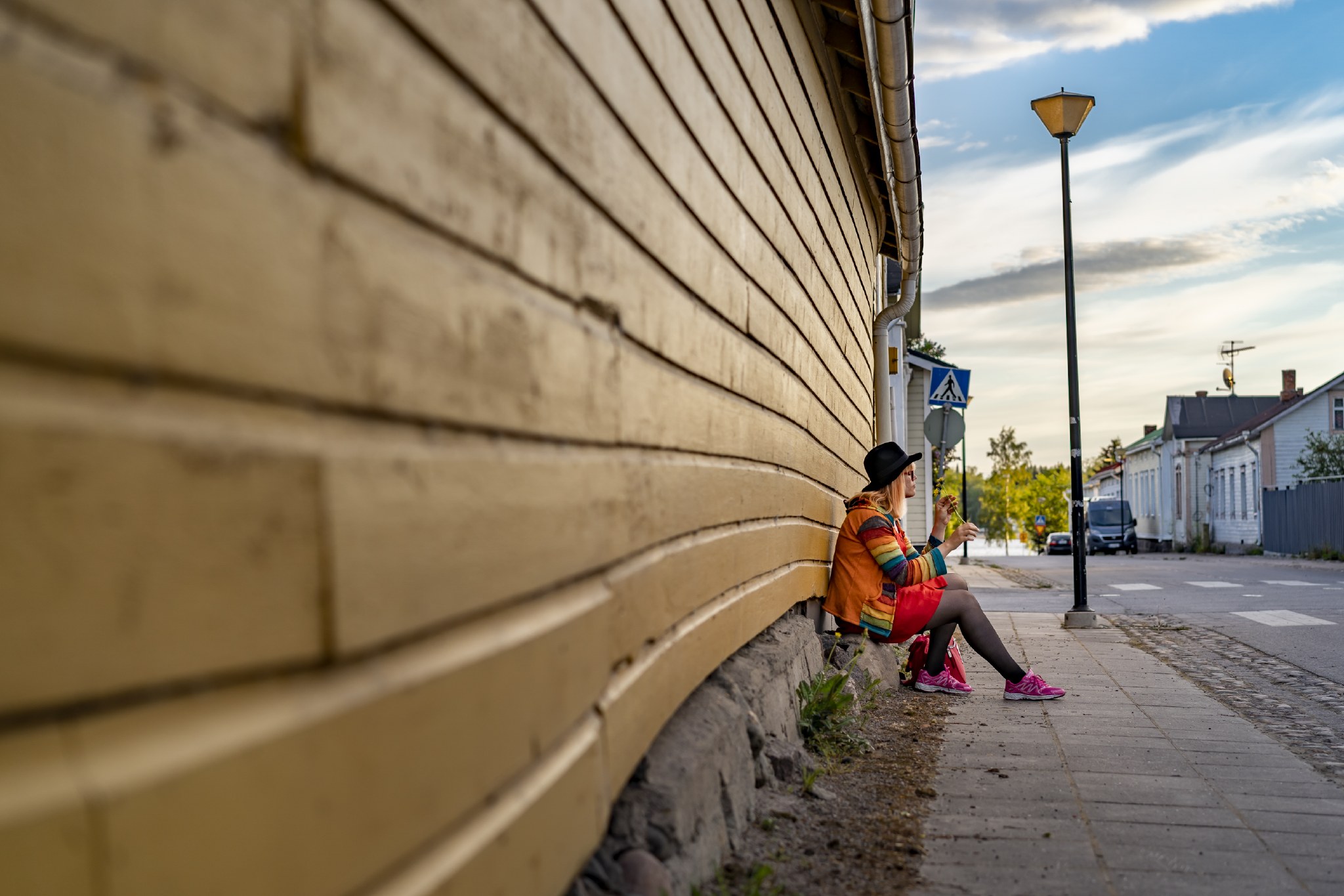 Henkilö istumassa Suomen pisimmän seinän edessä