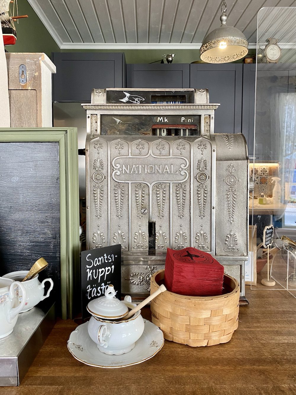 antiikkinen hopean värinen kassakone Langin kauppahuoneella Raahessa