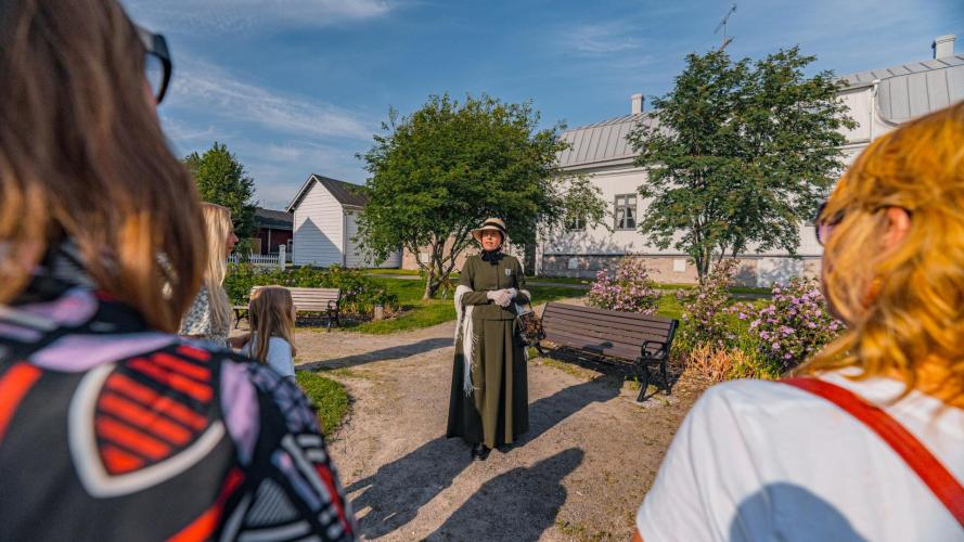 Matkailuopas kertomassa Raahen historiasta kuulijoille.