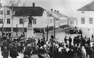 Mustavalkoinen vanha valokuva, jossa ihmisiä vapputorilla Pekkatorilla 1900-luvun alussa