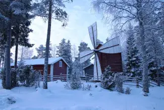 Saloisten kotiseutumuseon pihaa talvella. 