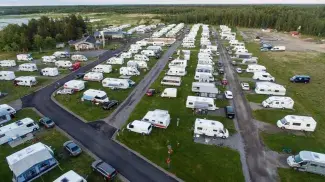 Ilmakuva matkailuautojen leirintäalueesta SF Caravan Lohenpyrstöstä Raahessa. 
