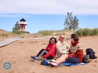 Cyclists sitting by the shore at Varessäikkä.