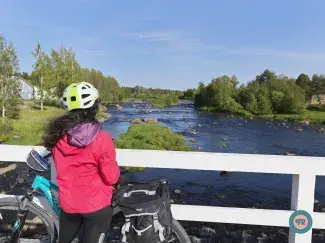 Pyöräilijä levähtämässä Pyhäjoen museosillalla