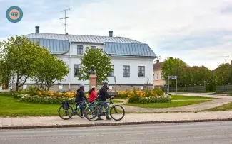 Cyclists lounging on the rocks of Hourunkoski Rapids in Pyhäjoki.