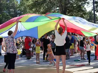 Toritapahtumassa lapsia leikkimässä Raahen Härkätorilla